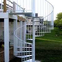 Escaliers en acier inoxydable de luxe intemporels: ornés de balustrades en bois pour un loft luxueux et aéré