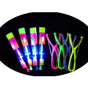Großhandel Leuchtende LED-Schleuder Lichtbogen Leuchtspielzeug Outdoor Pfeil Rakete Helikopter Fliegendes Spielzeug Kinder Blinkspielzeug - Product Image 1