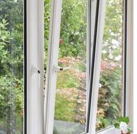 Fenêtre oscillo-battante en PVC Prima avec panneau fixe en verre dépoli pour salle de bain