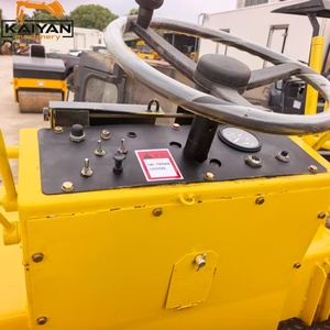 Rouleau compresseur BOMAG BW121 d'occasion de 5 tonnes avec moteur diesel Kubota, puissance de 24,6 kW, capacité de montée de 20 % pour asphalte, 690 heures de fonctionnement - Product Image 5