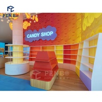 Maßgefertigtes Buntes Süßwaren-Displayregal, Individuelles Süßigkeiten-Ladeninterieur, Moderne Süßwarengeschäft-Dekorationen
