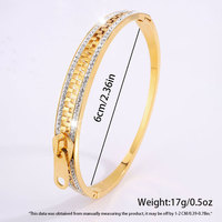 Bracelet Jonc Designer Étanche en Acier Inoxydable Plaqué Or 18 Carats avec Zircons, Motif Cœur Trèfle et Clou-Vis
