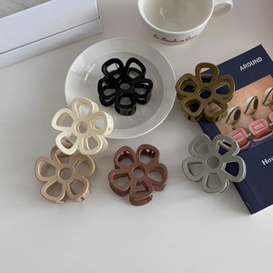 Pince à cheveux en plastique ajourée motif floral style vintage, accessoires capillaires tendance pour femmes et jeunes filles, épingle à cheveux colorée unie de qualité supérieure - Product Image 3