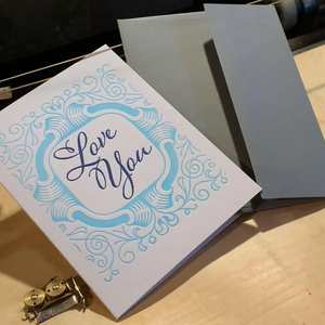 Biglietto d'auguri pieghevole con stampa tipografica 'Love You' e cornice vintage, biglietti di ringraziamento personalizzati fatti a mano in carta di cotone bianca - Product Image 1