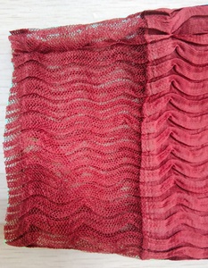 Robes pour femmes en tricot de polyester rouge poppy, plissées et froissées, à manches longues - Product Image 6