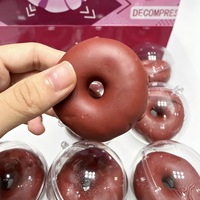 Jouet anti-stress en PU en forme de macaron enrobé de chocolat noir, à rebond lent, sonore et craquant, pour le bureau