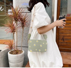 Sac horizontal compact pour femme avec sangle réglable et fermeture éclair sécurisée - Product Image 2