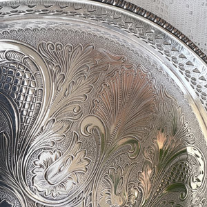 Plateau rond en aluminium moderne de luxe vintage doré, fait à la main, durable, pour la maison et la cuisine, décoration de mariage - Product Image 1