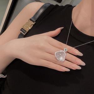 สร้อยคอรูปทรงโคนสน S925 เงินแท้ ชุบทอง ผิวขัดเงา ดีไซน์เรโทรสุดหรู ประดับด้วยไข่มุก - Product Image 4