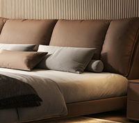 Lit flottant confortable de style moderne minimaliste de luxe léger avec surface en cuir véritable, cadre en chêne et pieds en métal pour chambre à coucher