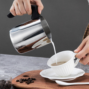Pichet <span class=keywords><strong>à</strong></span> lait en acier inoxydable 201 avec poignée en plastique Pichet <span class=keywords><strong>à</strong></span> <span class=keywords><strong>café</strong></span> pour expresso Tasse <span class=keywords><strong>à</strong></span> mousser le lait Barista Pichet <span class=keywords><strong>à</strong></span> verser le lait - Product Image 6