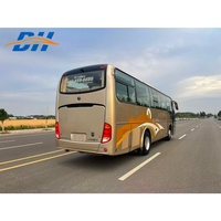 Autocar de tourisme de luxe avec 47 sièges, offrant des logements spacieux et confortables, adaptés aux voyages à courte et longue distance.