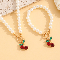 Ensemble collier et bracelet tendance Cherry Charm, perles blanches artificielles, perles en cuivre plaqué or, fermoir à bascule doré, cadeau de bijoux pour femmes