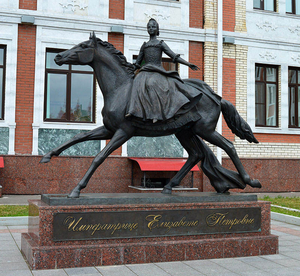 Scultura in bronzo incisa su misura di una Dea a cavallo: un dialogo poetico tra arte classica <span class=keywords><strong>e</strong></span> <span class=keywords><strong>storia</strong></span> - Product Image 4