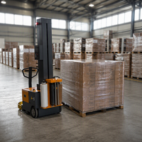 Machine d'emballage extensible automotrice capable d'emballer les marchandises en déplacement.