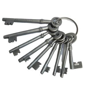 Llavero de Hierro con Acabado Plateado Antiguo con Anillo para Llaves en Venta, Estilo Vintage, Fabricantes de Llaveros Antiguos de la India - Product Image 1