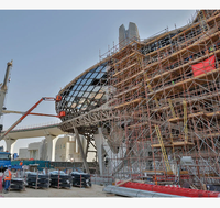 Structure en acier personnalisable pour gymnases, arènes sportives, salles et stades préfabriqués, à usage scolaire, public et commercial, au design moderne.