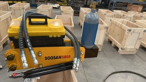SOOSAN Brise-roche hydraulique SB 05 TOP TYPE, Moteur neuf pour mini-excavatrices et chargeuses compactes Bobcat 0,8-2,5 tonnes, Garantie 1 an - Product Image 2