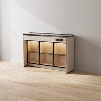 Meuble bar moderne de luxe en MDF laqué brillant avec plateau en pierre frittée, cadre en aluminium, portes vitrées et éclairage LED pour rangement dans le salon