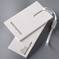 Étiquettes suspendues personnalisées imprimées avec détails en feuille d'or, motif croisé gaufré, cordon en ruban satiné blanc et noir, sacs en papier écologiques