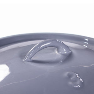 Cocotte en fonte émaillée à trois pieds avec poignée en fil métallique pour cuisson en extérieur - Product Image 4