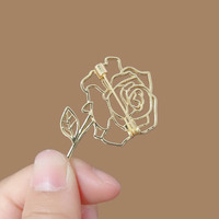 Broche minimaliste en alliage métallique, motif floral ajouré, style esquisse artistique, accessoire de vêtement délicat pour femme