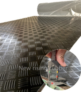 Rouleau de tapis de <span class=keywords><strong>sol</strong></span> en <span class=keywords><strong>caoutchouc</strong></span> antidérapant robuste pour l'utilisation du <span class=keywords><strong>garage</strong></span> de stationnement d'atelier de gymnastique - Product Image 1