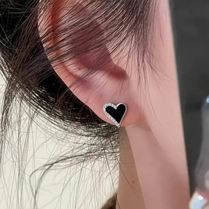 Orecchini a perno a forma di cuore da donna, effetto smalto con accenti di cristallo, accessori moda per uso quotidiano - Product Image 3