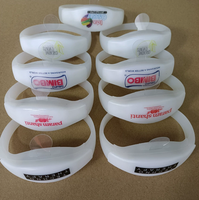 Bracelet LED clignotant RGB radiocommandé 2026 avec logo personnalisé, 20 zones DMX, télécommande