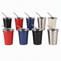 Tasse à bière en acier inoxydable 304 à paroi simple de 550 ml avec logo personnalisé, bord roulé, empilable, avec couvercle à paille métallique