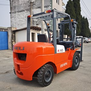 Chariot élévateur diesel HELI Heli FD50 d'occasion de 5 tonnes avec déplaceur latéral hydraulique, pneus pleins, traction avant, commande assise - Prêt à être expédié - Product Image 3