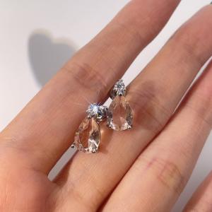 Boucles d'oreilles clous classiques et élégantes pour femmes Tianyu Gems, zircon bleu en forme de poire, laiton plaqué or, forme goutte d'eau - Product Image 1