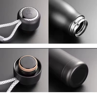 Bouilloire de sport sous vide en acier inoxydable à double couche de grande capacité Nouveau design de lanière portable Cadeau de fête parfait pour hommes boisson