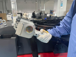 آلة تنظيف بالليزر عالية القدرة 6000 واط ذات موجة مستمرة مع عرض مسح 550 مم لتجديد أسطح الجسور والمباني - Product Image 5