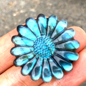 Pendentif en labradorite bleue naturelle sculptée à la main en forme de fleur de marguerite, figurine de tournesol en cristal, pierre de guérison, décoration d'intérieur - Product Image 1