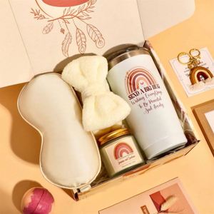 Tarjeta Arcoíris para Coche con Marco de Fotos de 6 Pulgadas, Vela Aromática de Jazmín, Llavero y Set de Bolas de Baño para Ideas de Regalo de Tendencia 2025 - Product Image 2