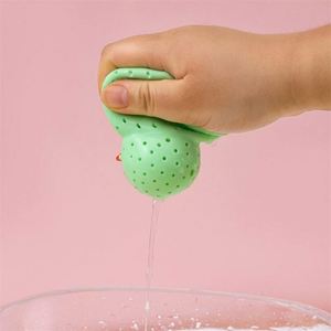 Lindo Patito de Juguete para Apretar con Orificios para Jugar con Agua y Aliviar el Estrés, Juguete Infantil para Interiores - Product Image 4
