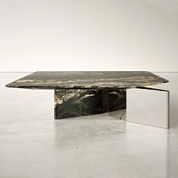 Table basse de luxe en marbre biseauté avec pieds en métal, style déstructuré, pour la maison de rêve