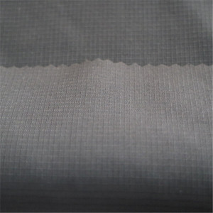 100% <span class=keywords><strong>Polyester</strong></span> <span class=keywords><strong>150D</strong></span> Ripstop <span class=keywords><strong>pongee</strong></span> lót vải 0.28*0.25 chống thuốc đồng bằng nhuộm cho sử dụng hàng may mặc - Product Image 4