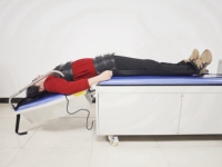 Table de traction électrique lombaire et cervicale YGT04 pour la thérapie physique et la chiropratique