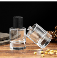 Perfume Masculino de Alta Gama en Atomizador de 50 ml, Botella de Vidrio Transparente con Base Pesada, Tapa Cilíndrica Negra Pulida, Etiquetas Personalizables Completas