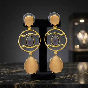 Pendientes Colgantes Étnicos de Aleación de Metal Precioso Chapados en Oro, Hechos a Mano con Piedras Preciosas, Joyería Jaipur Gems - Product Image 3