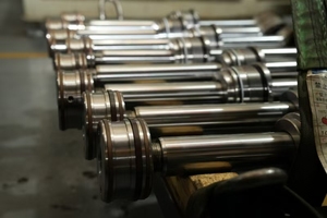 צילינדרים הידראוליים מותאמים אישית עבור דחפור 5242996 מודל עם שבץ מתכוונן חלקי מכונות - Product Image 5