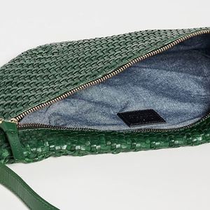 Sac banane pour femme en cuir végétalien tressé vert personnalisé, avec quincaillerie dorée, sacs messager de voyage, sacs bandoulière mode et sacs de taille - Product Image 4