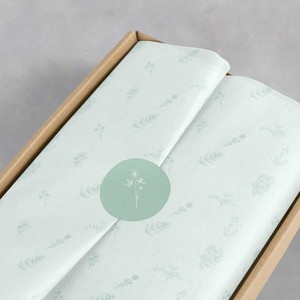 Papier de protection personnalisé à motif répété, imprimé motif floral délicat, vert sauge pâle, 21 g/m², motif de feuilles botaniques dispersées, pour studio de céramique - Product Image 1