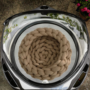 Cama moderna de lujo hecha a mano para perros con relleno de poliéster y patrón sólido de algodón 100% amigable para viajes todas las estaciones - Product Image 3