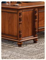 Bureau de style américain en bois massif sculpté avec plusieurs tiroirs et un grand espace de rangement, idéal pour une salle d'étude ou comme bureau d'ordinateur
