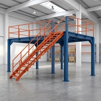 Plateforme de mezzanine en acier avec accès par escalier, plateforme de travail surélevée industrielle, plateforme de stockage en entrepôt