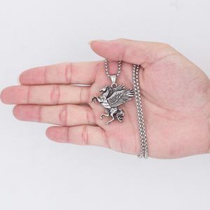 Colgante de Caballo Pegaso Volador con Alas, Collar de Cadena de Caballo Corriendo, Unicornio de Acero Inoxidable para Mujer y Hombre, Bolsa de PP CHRISTIAN, Recuerdo - Product Image 3