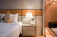 Ensemble de chambre d'hôtel XINDA, lit king size en bois massif moderne, mobilier d'hôtel boutique, utilisation commerciale durable